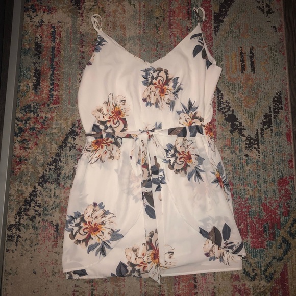Dresses & Skirts - Women’s white floral dress XL
